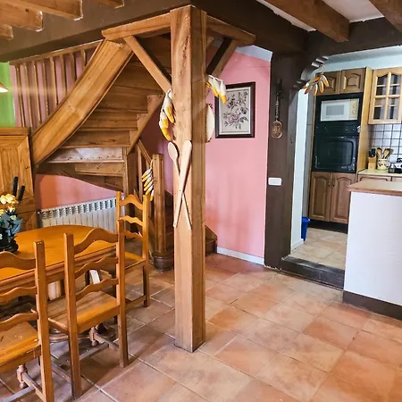 Сasa de vacaciones Spacious House In With Mountain View