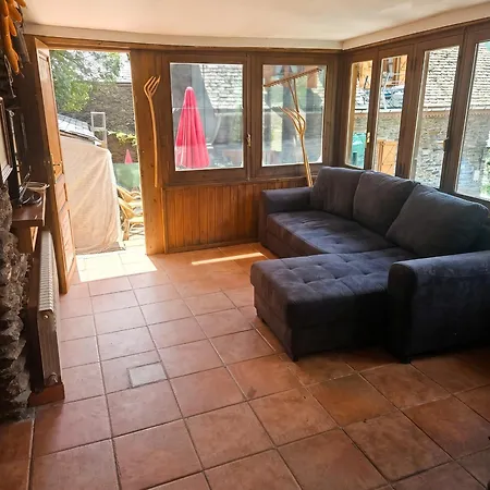 Сasa de vacaciones Spacious House In With Mountain View