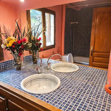 Сasa de vacaciones Spacious House In With Mountain View